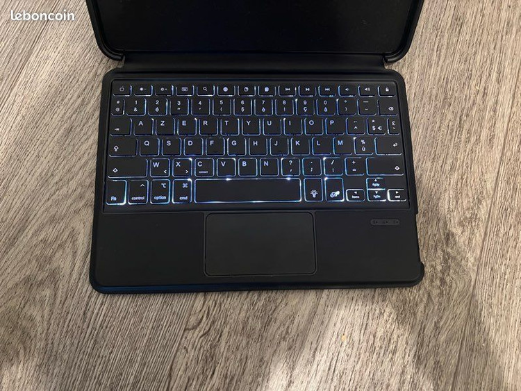کیف و کیبورد AZERTY با نور پس زمینه برای آیپد پرو ۱۱