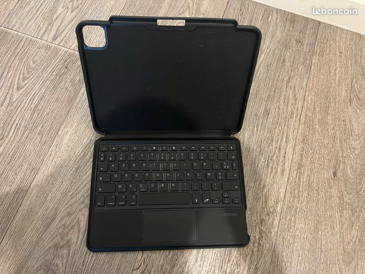 کیف و کیبورد AZERTY با نور پس زمینه برای آیپد پرو ۱۱